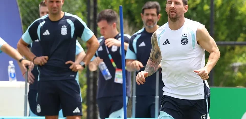 Lionel Messi corriendo durante sesión de entrenamiento