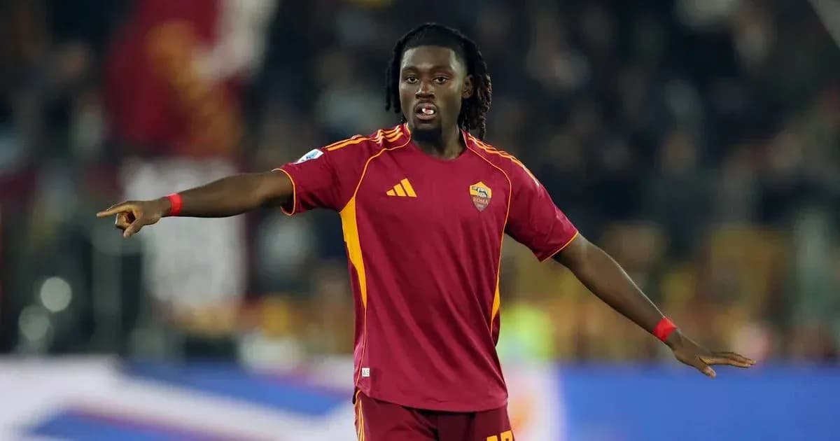 Jugador de la Roma señalando durante el partido