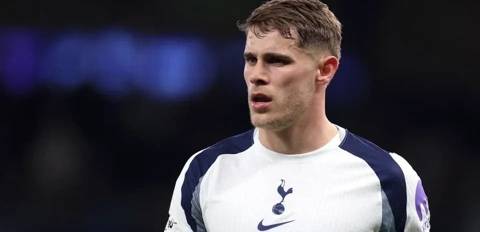 Jugador de Tottenham en el campo durante el partido