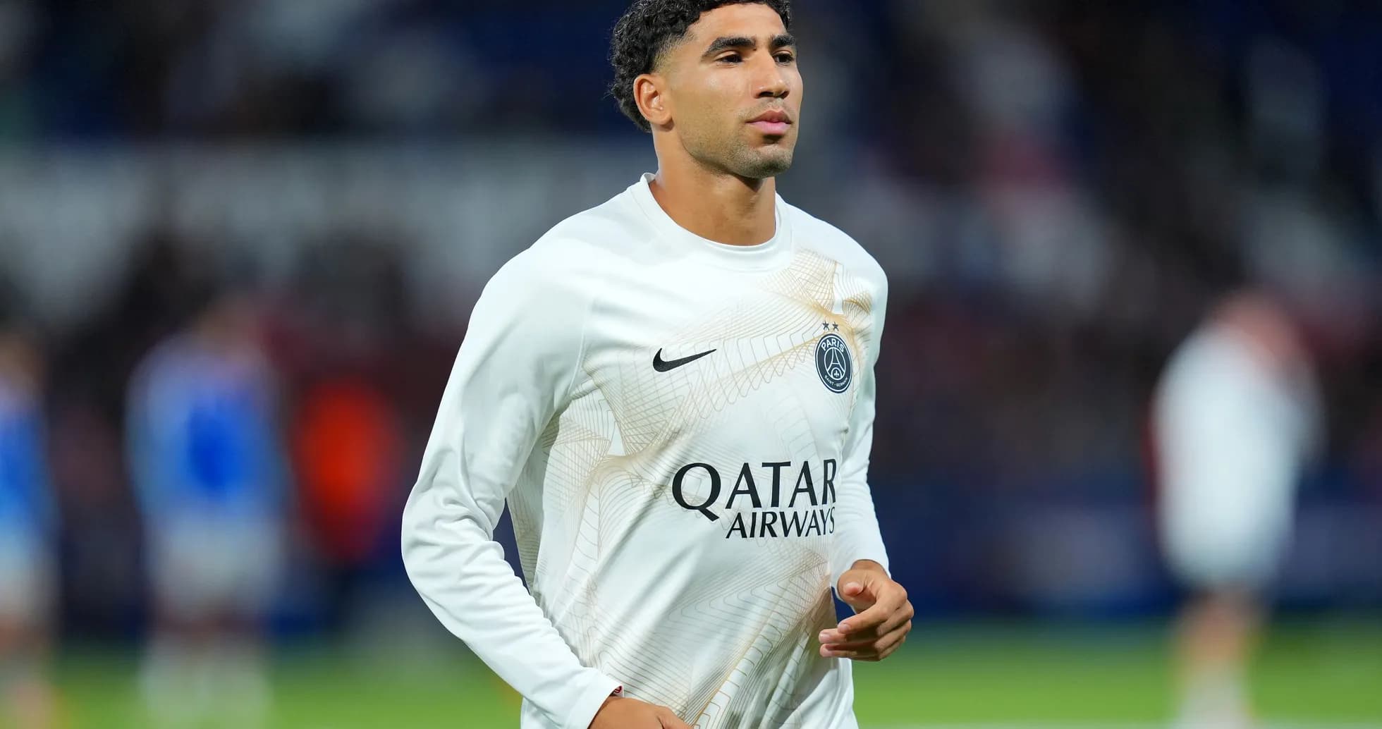 Jugador de PSG calentando en el campo