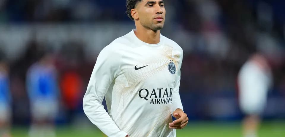Jugador de PSG calentando en el campo