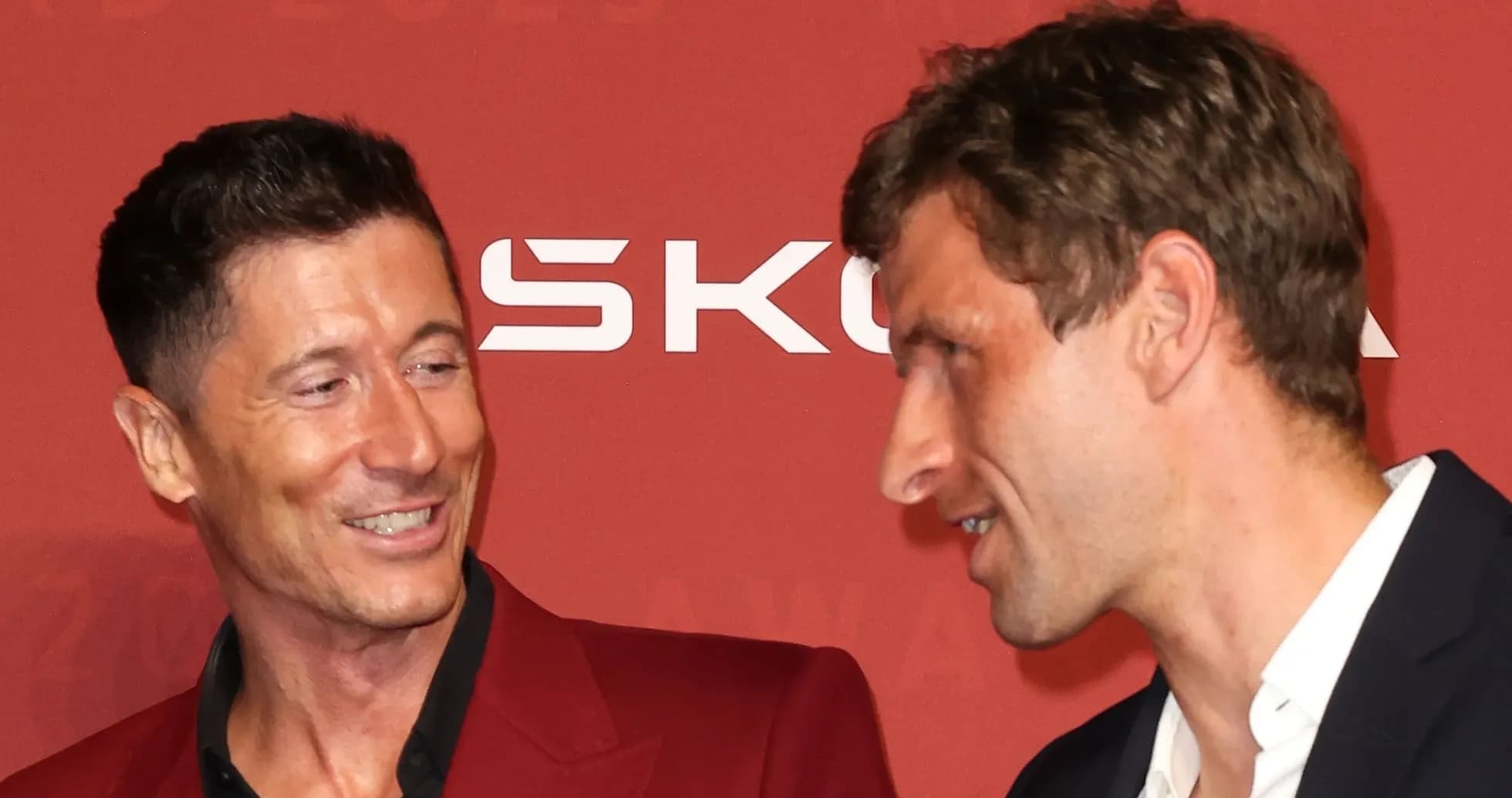 Dos jugadores conversando en evento de premiación