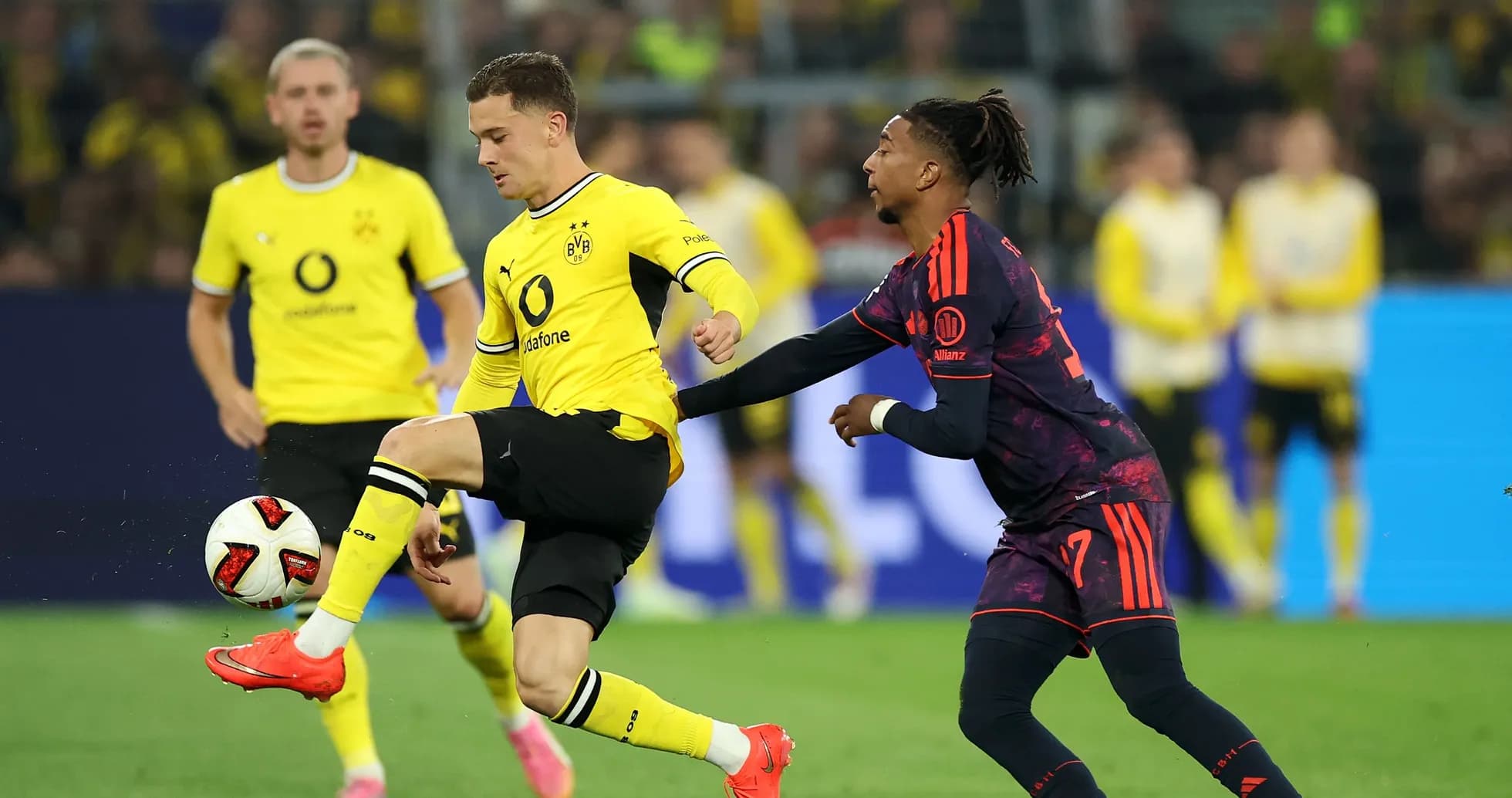 Jugador de Borussia Dortmund controlando el balón en partido