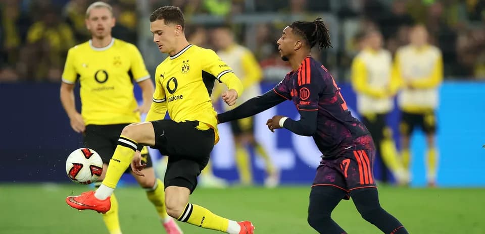 Jugador de Borussia Dortmund controlando el balón en partido