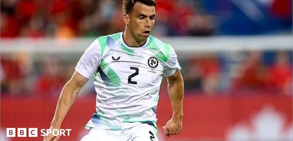 Jugador corriendo con balón durante un partido