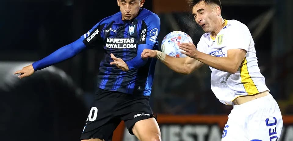 Jugador de Universidad de Concepción luchando por el balón