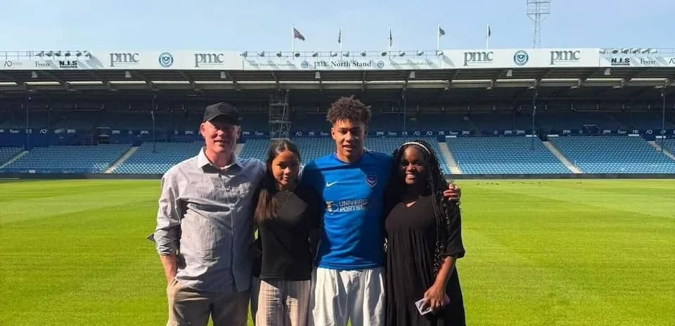 Jugador de fútbol posando con familiares en el estadio