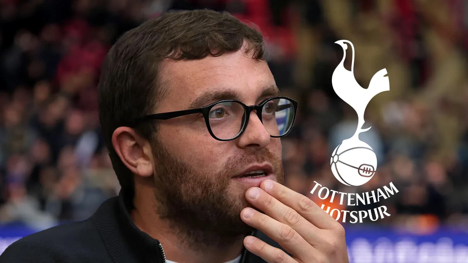 Hombre pensativo en partido de Tottenham Hotspur