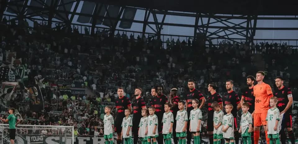 Jugadores de Saburtalo y Larne en el campo