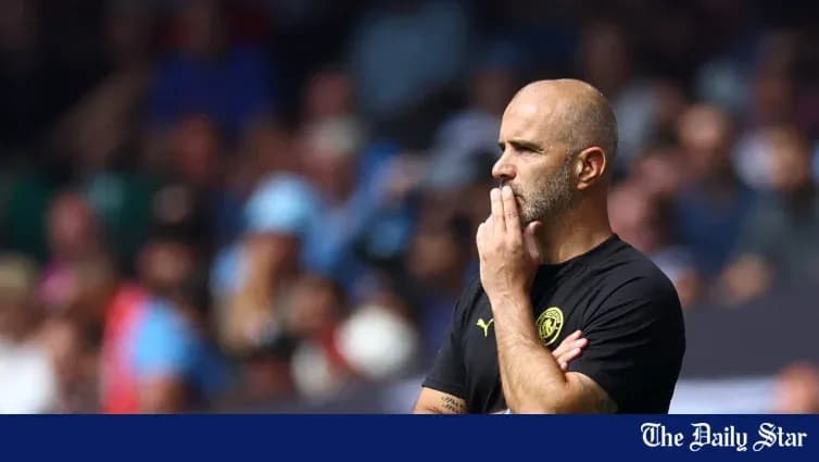 Entrenador observando el partido desde la banda