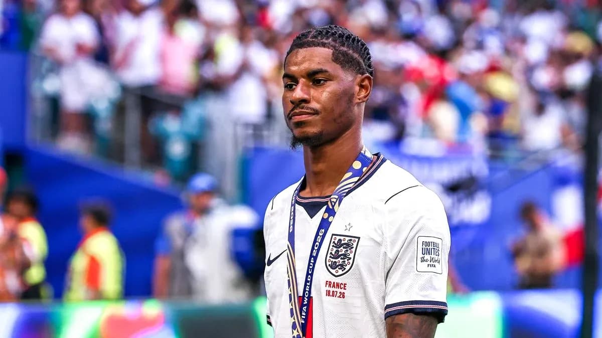 Jugador de Inglaterra con medalla después del partido