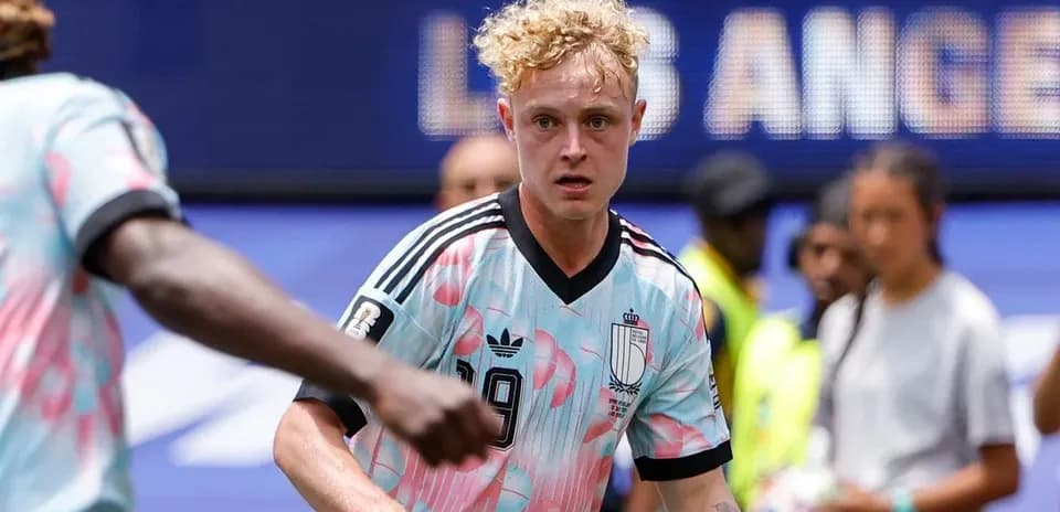 Jugador corriendo en el campo durante un partido