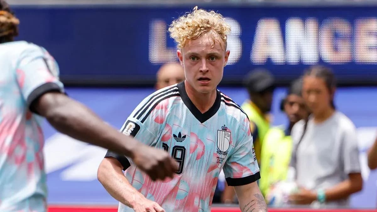 Jugador corriendo en el campo durante un partido