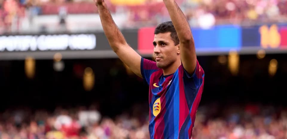 Jugador de Barcelona saludando a la afición en el Camp Nou