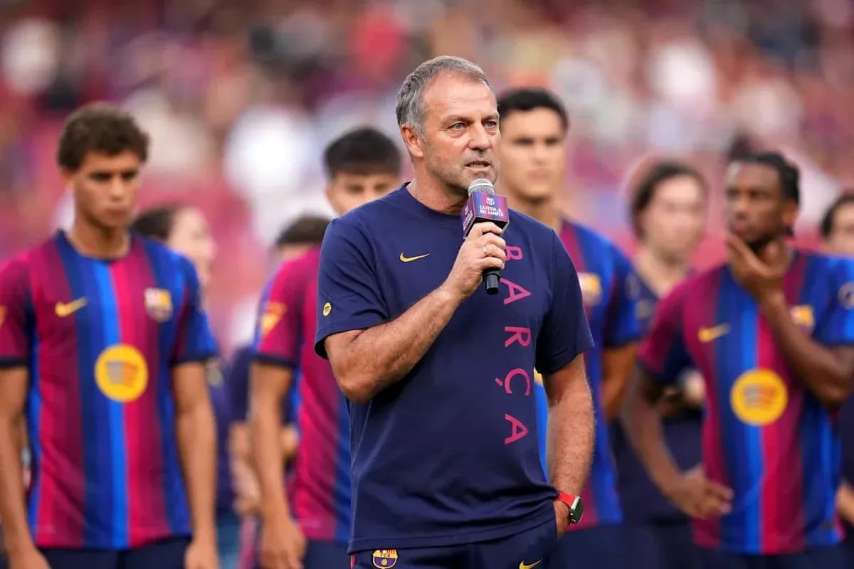 Entrenador hablando en evento con jugadores de Barça