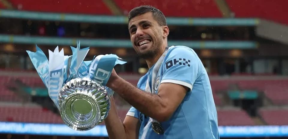 Jugador de Manchester City celebrando con el trofeo