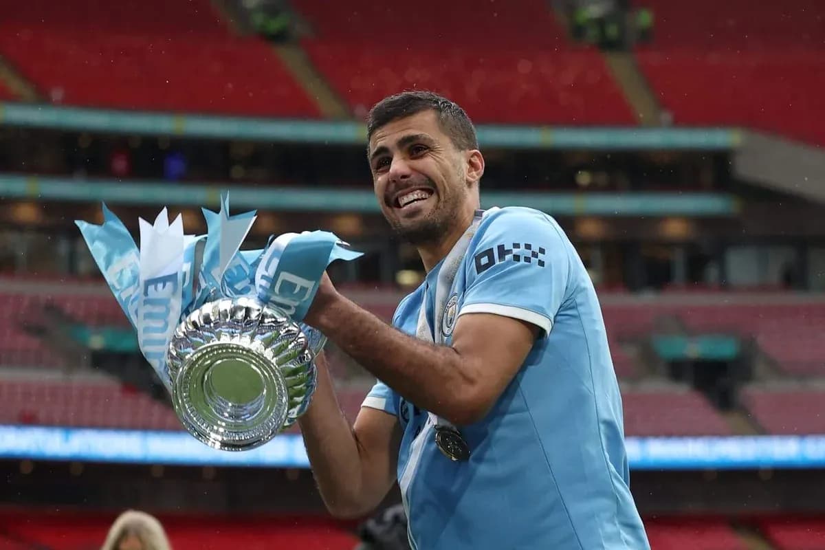 Jugador de Manchester City celebrando con el trofeo
