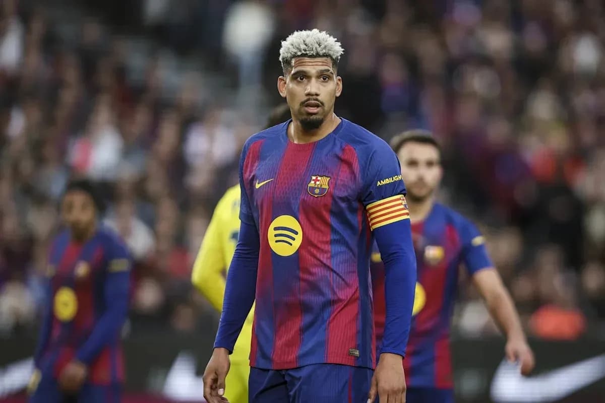 Jugador del FC Barcelona en el campo durante el partido