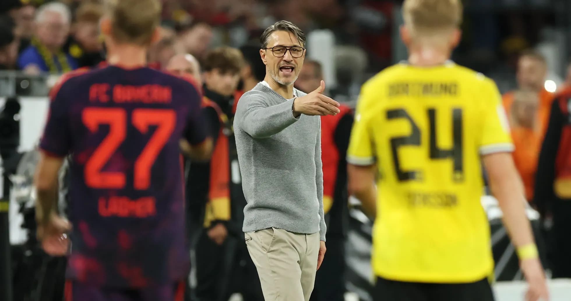 Entrenador dirigiendo a sus jugadores durante el partido
