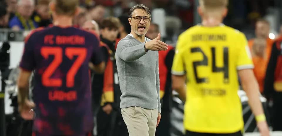Entrenador dirigiendo a sus jugadores durante el partido