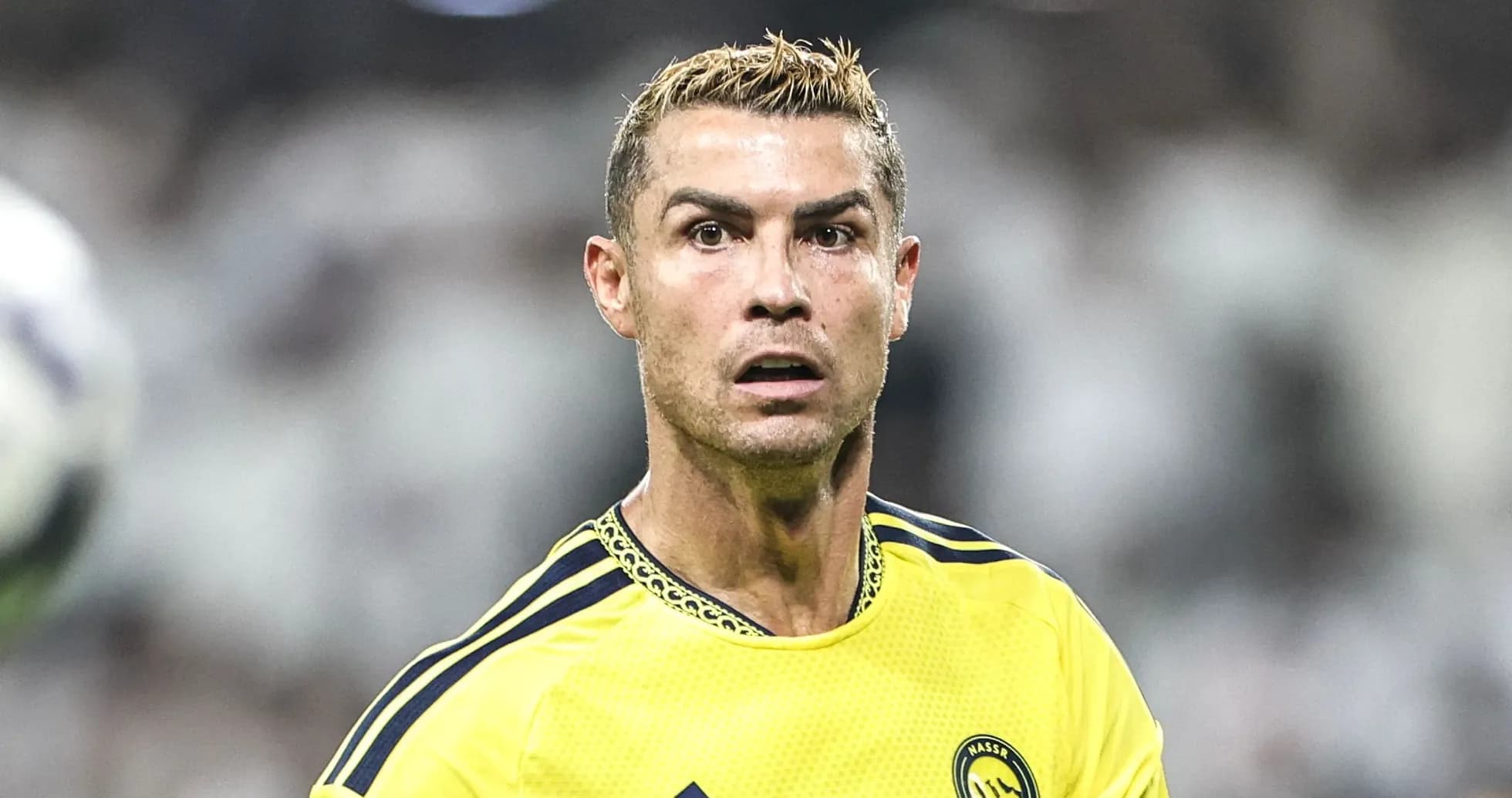 Jugador con camiseta amarilla de Al Nassr en acción