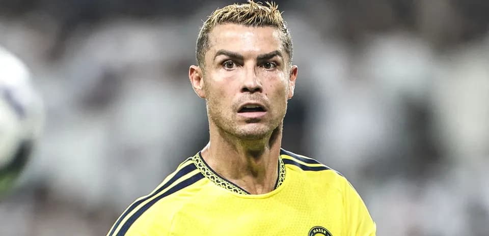 Jugador con camiseta amarilla de Al Nassr en acción