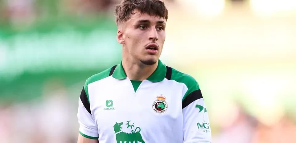 Jugador de Racing Santander en uniforme durante partido