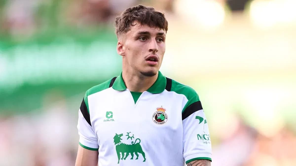 Jugador de Racing Santander en uniforme durante partido