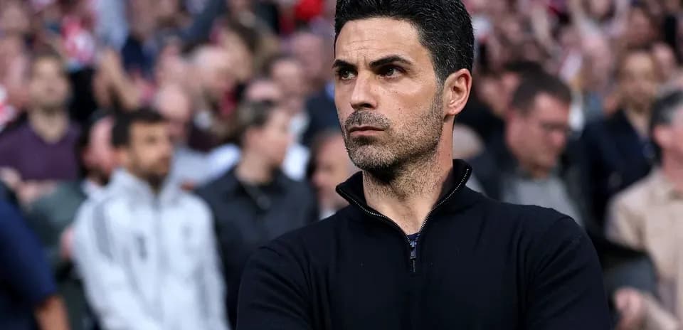 Entrenador observando el partido desde la grada