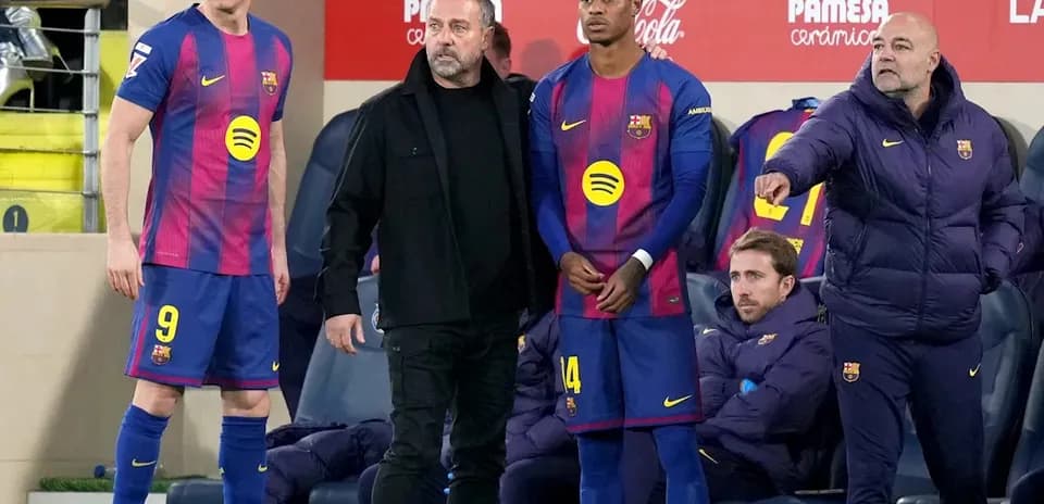 Jugadores de Barcelona en la línea de banda