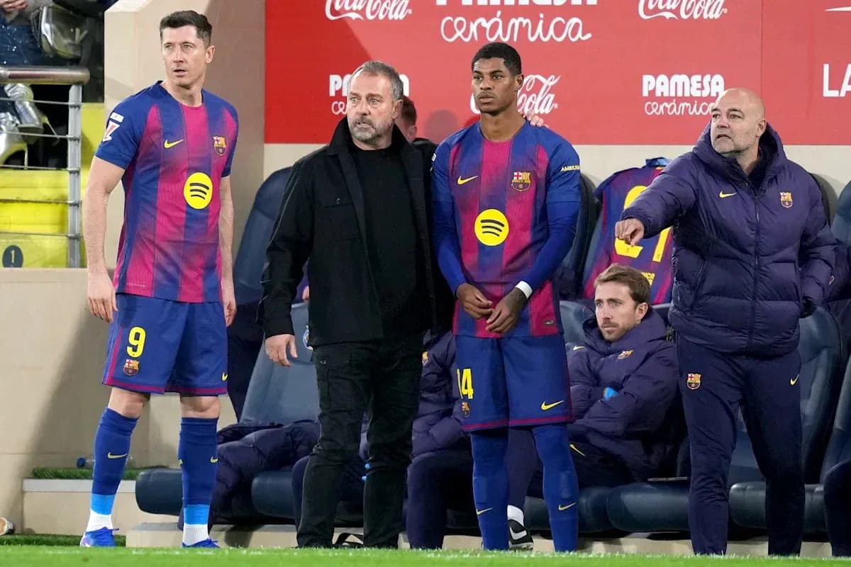 Jugadores de Barcelona en la línea de banda