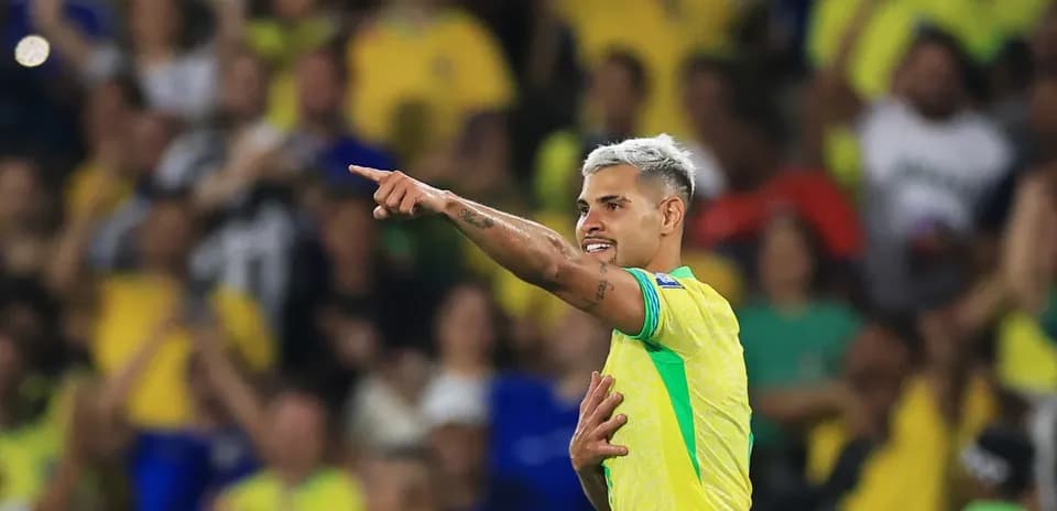Jugador brasileño señalando a la afición en el estadio