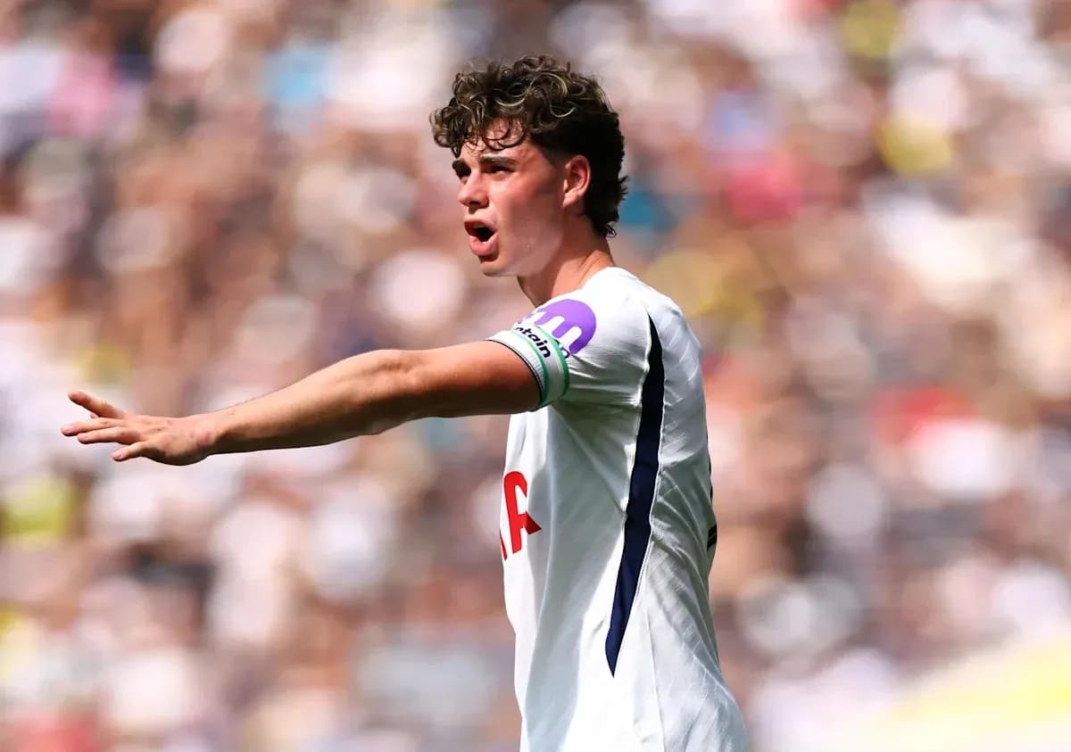 Jugador de Tottenham dirigiendo a su equipo en el campo