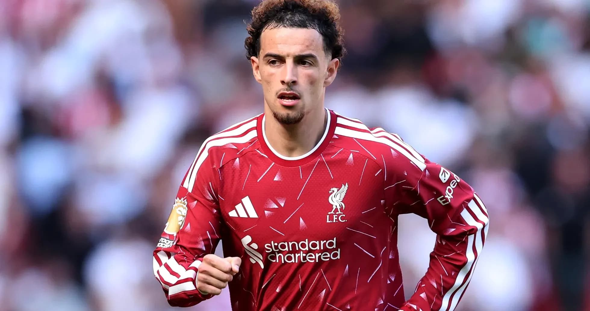 Jugador de Liverpool corriendo en el campo