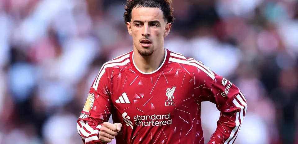 Jugador de Liverpool corriendo en el campo