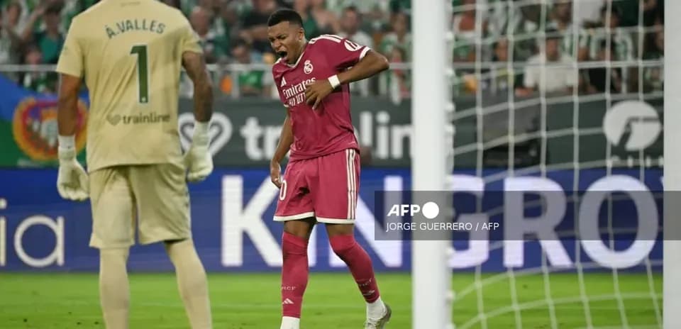 Jugador de Real Madrid se duele tras una jugada
