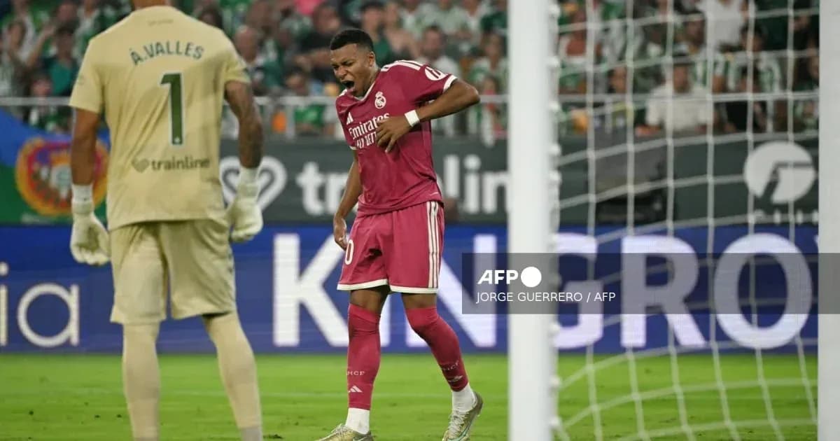 Jugador de Real Madrid se duele tras una jugada