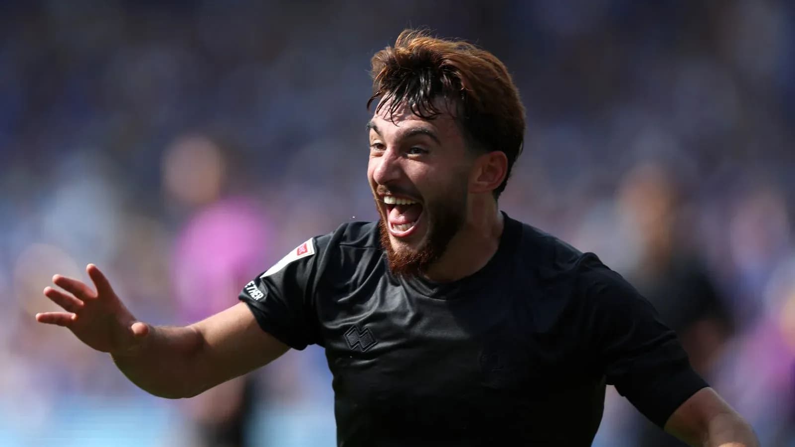 Jugador celebrando un gol en el campo