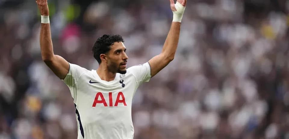 Jugador del Tottenham levantando las manos durante el partido