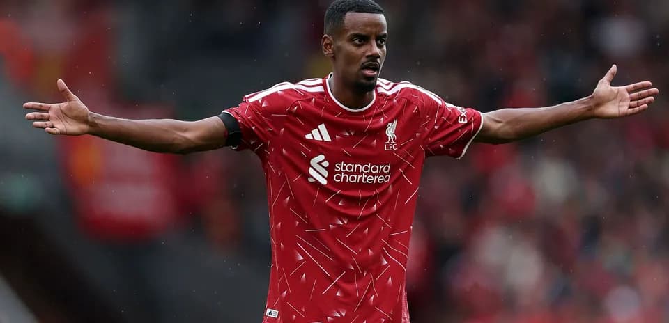 Jugador de Liverpool con brazos extendidos durante el partido