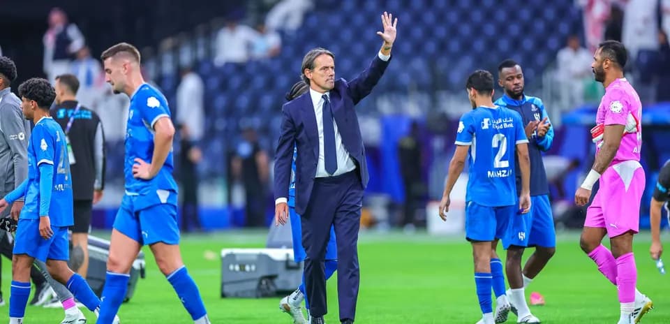 Entrenador saludando tras el partido con su equipo