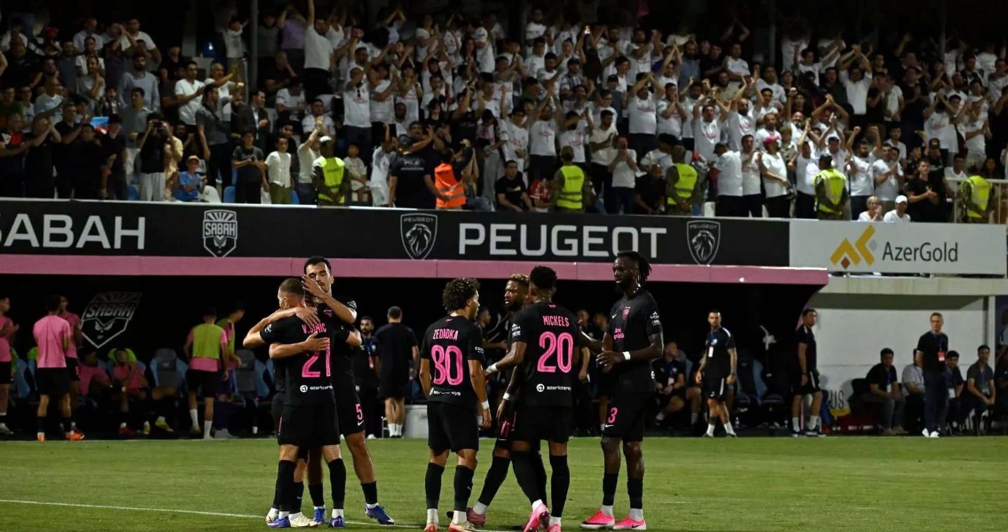Jugadores de Sabah celebrando un gol