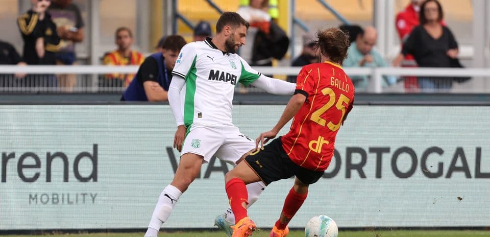Jugadores de Sassuolo y Lecce en acción