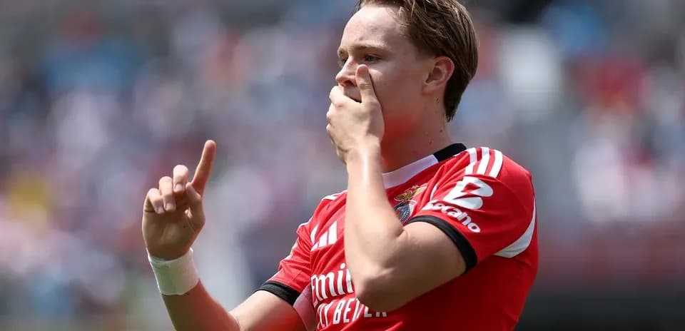 Jugador señalando hacia el público durante el partido