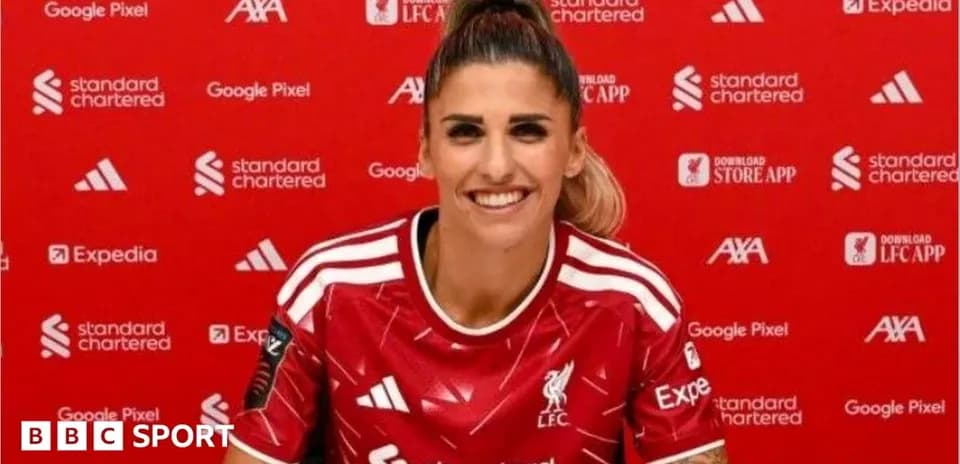 Jugadora de Liverpool en presentación oficial sonriente