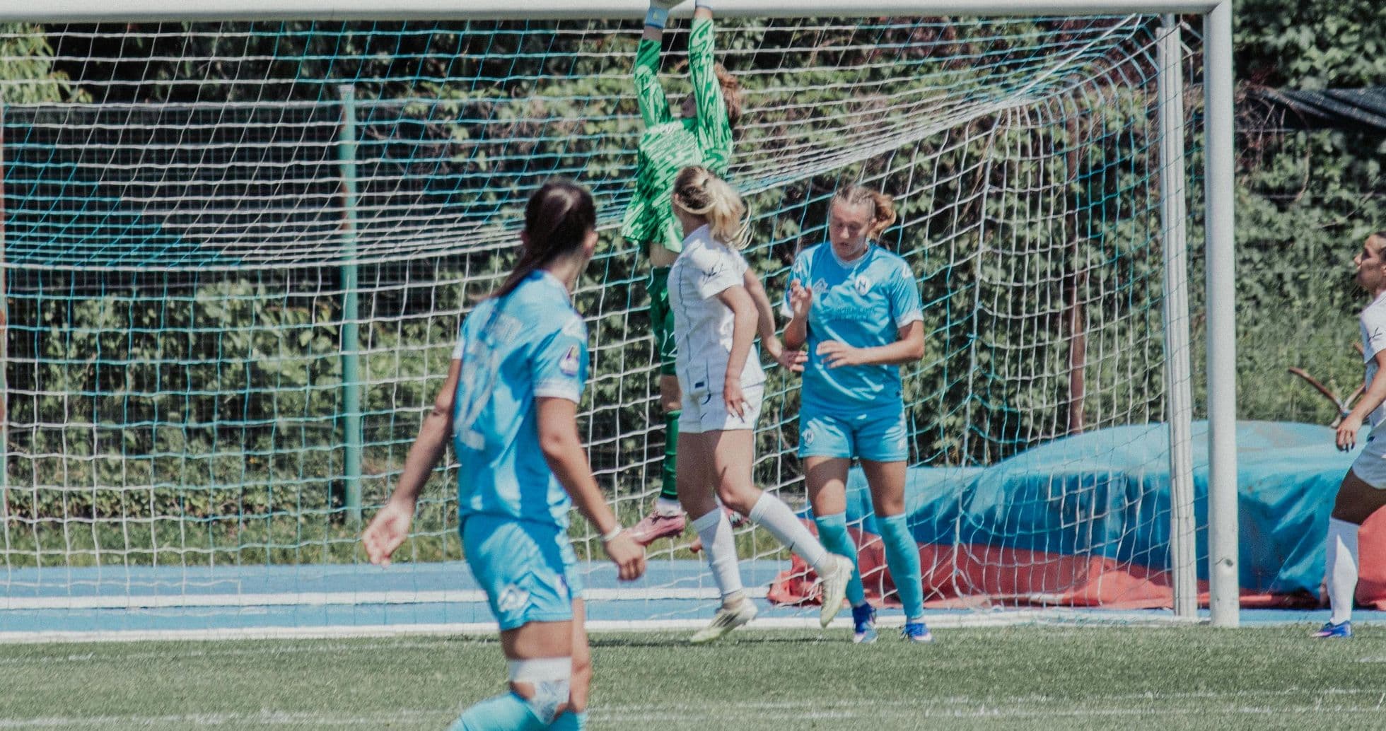 Portera saltando para atrapar el balón