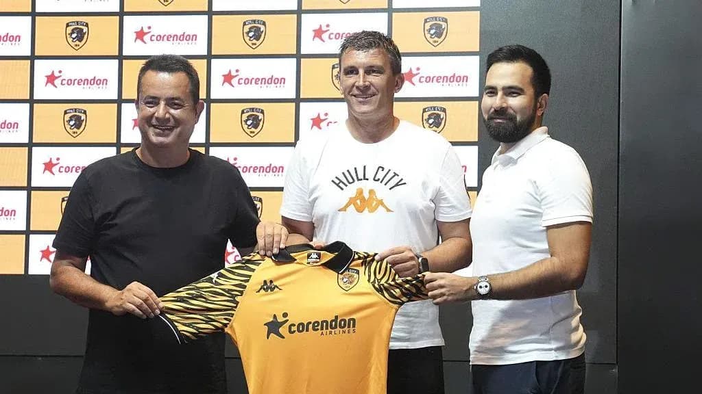 Presentación del nuevo entrenador con camiseta de Hull City