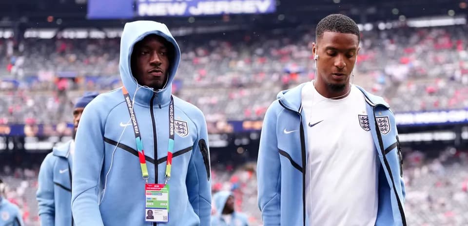 Jugadores de Inglaterra entrando al estadio antes del partido