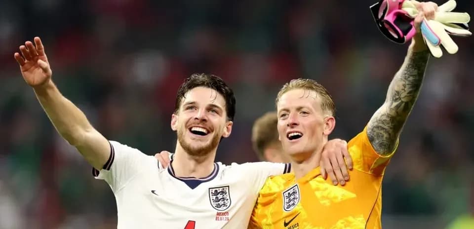 Dos jugadores de Inglaterra celebrando tras el partido