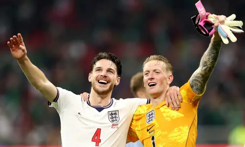 Dos jugadores de Inglaterra celebrando tras el partido